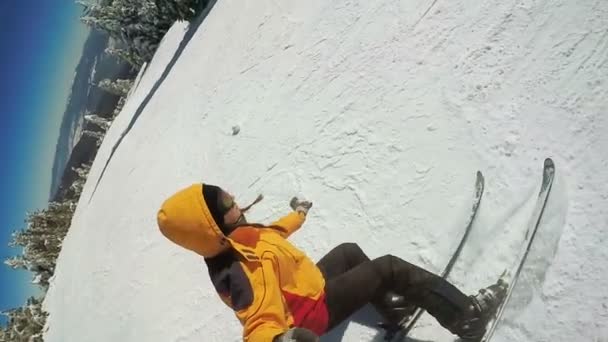Caída de la esquiadora Mujer — Vídeo de stock