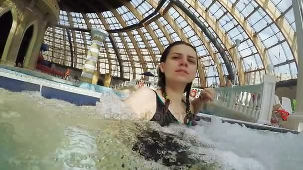 Chica en el jacuzzi — Vídeo de stock