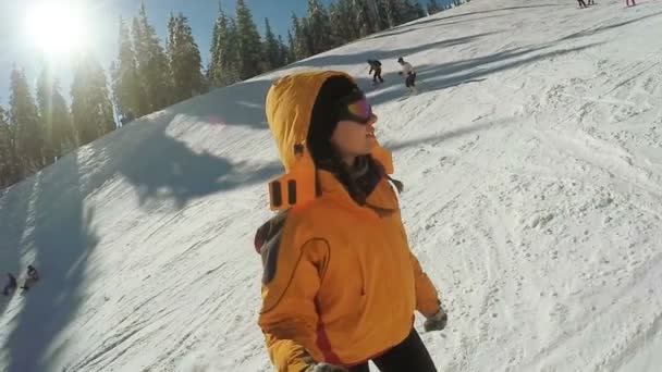 Mujer Descenso en esquís desde las montañas de nieve — Vídeo de stock