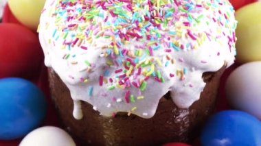 Paskalya kek ve boyalı yumurta