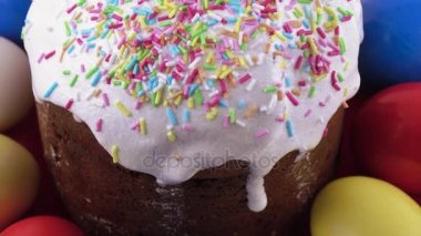 Paskalya kek ve boyalı yumurta