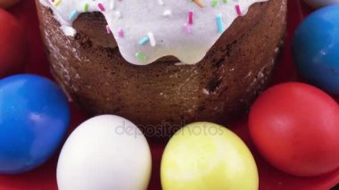 Paskalya kek ve boyalı yumurta