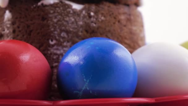 Пасхальный торт и окрашенные яйца — стоковое видео