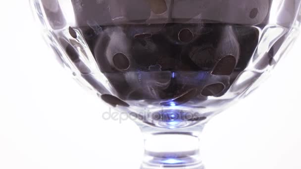 Черные оливки в чаше — стоковое видео