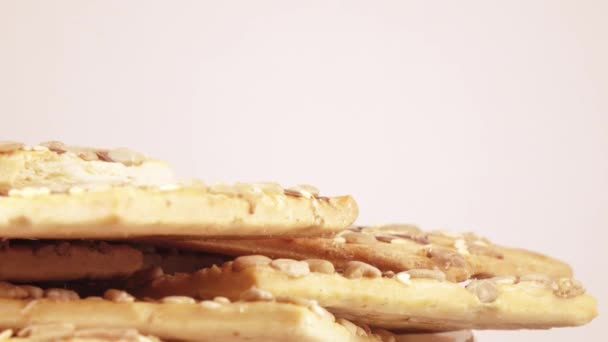 Graan koekjes stapelen — Stockvideo