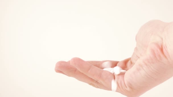 Minztabletten in der Hand — Stockvideo