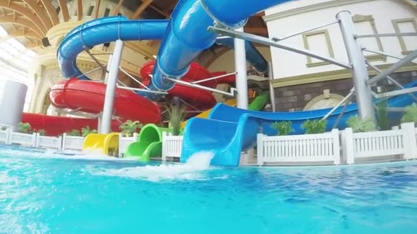 Afdaling op water attractie — Stockvideo