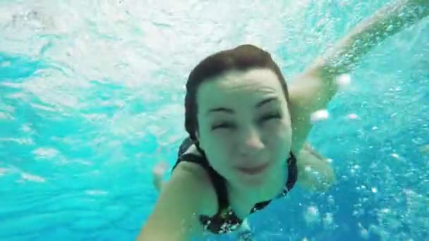 Girl in the pool under the water — Stock Video