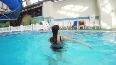 Kız havuzda suyun altında