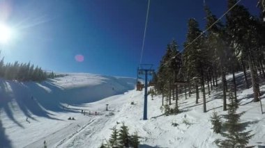 Kayak asansöründen iniyor