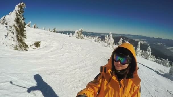 Pareja Descenso en esquís desde las montañas de nieve — Vídeo de stock