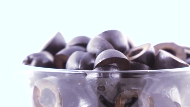 Aceitunas negras en el tazón — Vídeo de stock