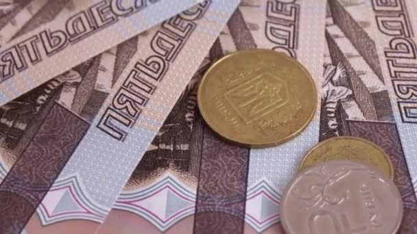 Монеты и цифры по рублям — стоковое видео