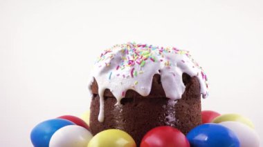 Paskalya kek ve boyalı yumurta