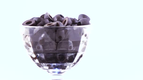 Black olives in the bowl — Stock Video