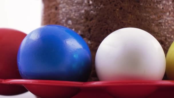 Pastel de Pascua y huevos pintados — Vídeo de stock
