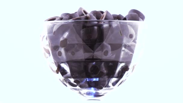 Чорні оливки в мисці — стокове відео