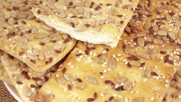 Pila de galletas de grano — Vídeo de stock