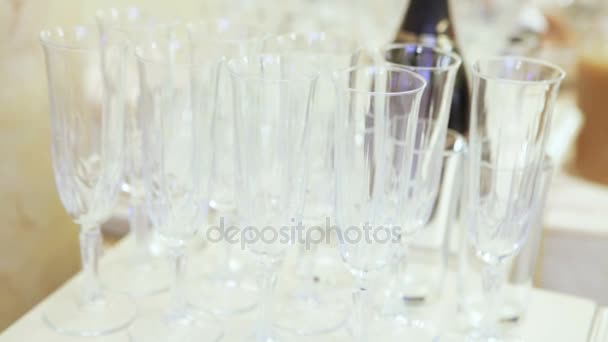 Verser du champagne dans des verres — Video