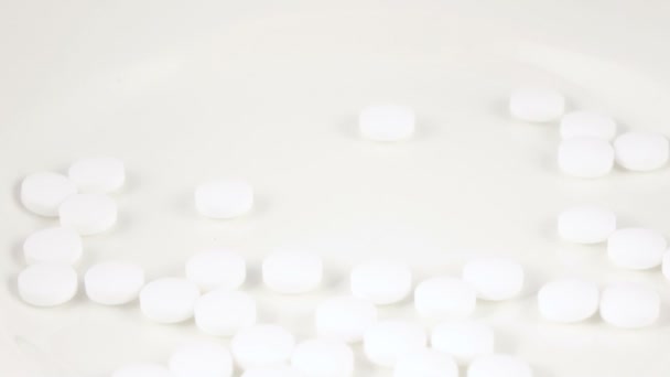 Caída de pastillas blancas — Vídeo de stock