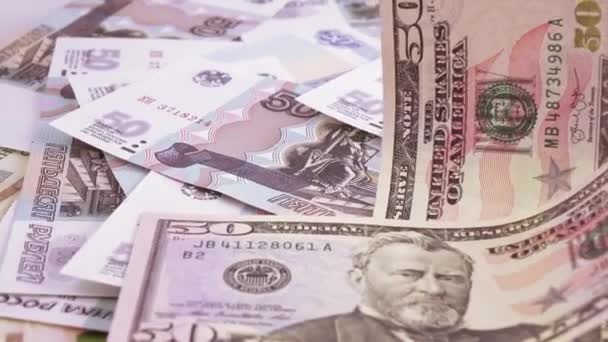 Разнообразие банкнот рублей и долларов — стоковое видео