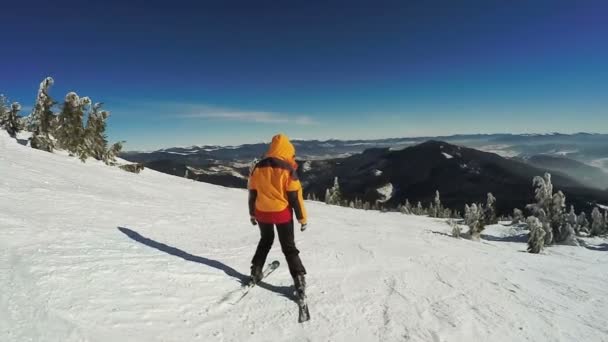 Mujer Descenso en esquís desde las montañas de nieve — Vídeos de Stock