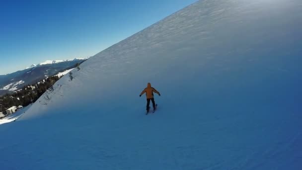 Człowiek Zejście na nartach z gór śniegowych — Wideo stockowe