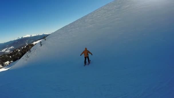 Hombre Descenso en esquís desde las montañas de nieve — Vídeos de Stock