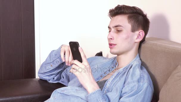 Mann liest aus dem Telefon — Stockvideo