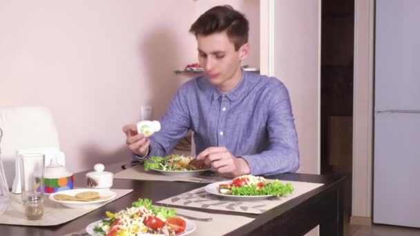 Чоловік їсть у кафе — стокове відео