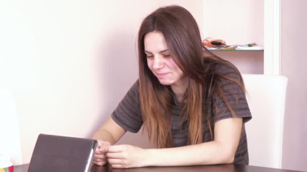 Mujer hablando en Internet — Vídeo de stock