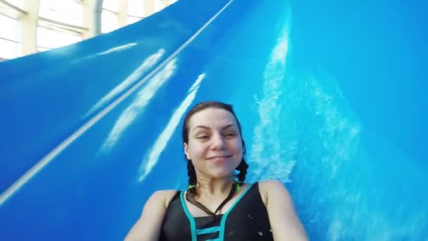 Afdaling op water attractie vrouw — Stockvideo