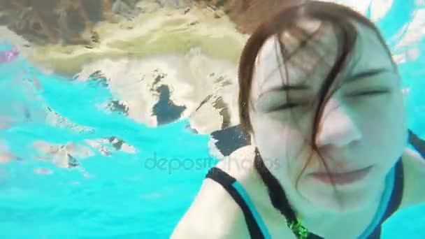 Mädchen im Pool unter Wasser — Stockvideo