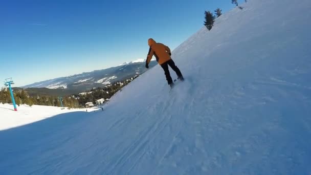 Man nedstigning på skidor från snöbergen — Stockvideo