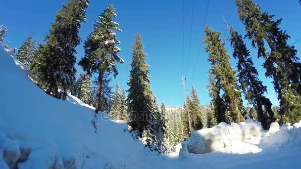 Camino de invierno en las montañas — Vídeo de stock