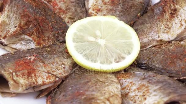 Fried carp with lemon — Stock Video