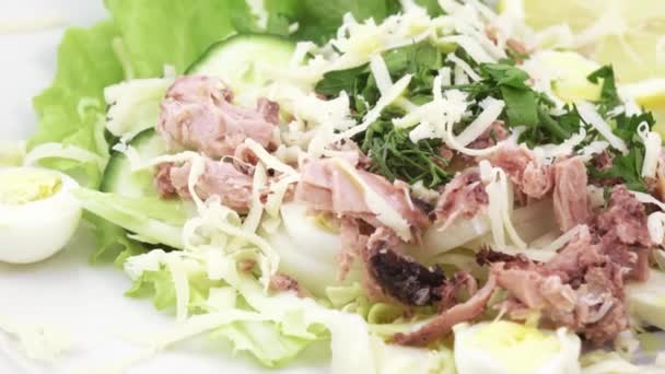 Salade aux poissons et oeufs de caille — Video