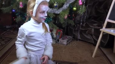 Kedi suretindeki kız çocuğu