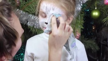 Yüzü boyanmış bir kıza