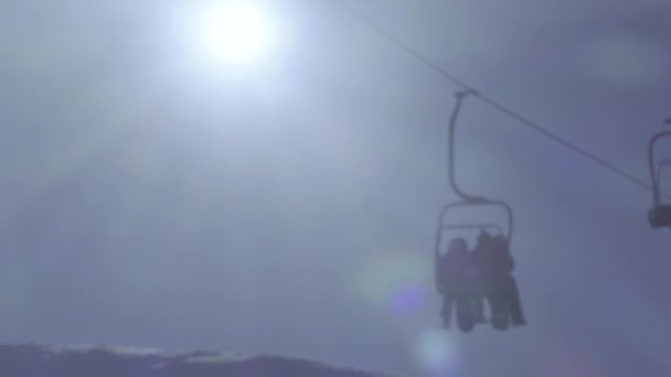 스키 리프트에 사람의 실루엣 — 비디오
