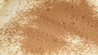 Kakao tiramisu üzerinde