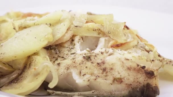 Stekt fisk med potatis — Stockvideo