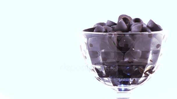 Black olives in the bowl — Stock Video