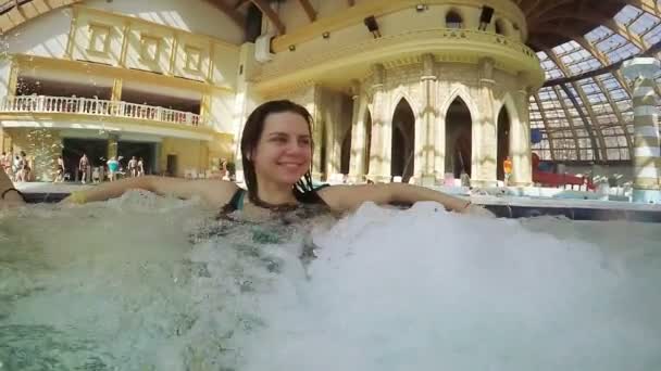 Lány a jacuzziban — Stock videók