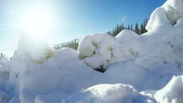 Kar snowdrifts dağ köyü — Stok video