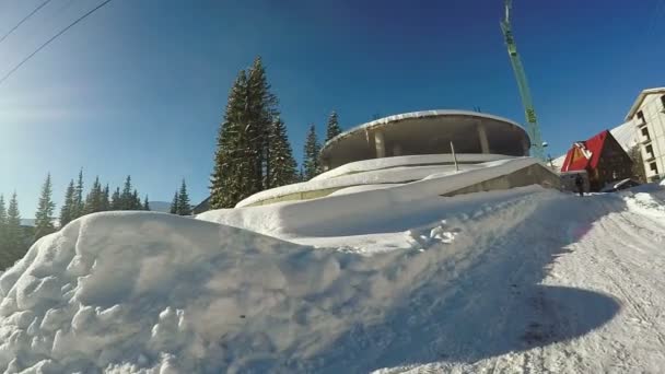 미완성된 벽돌 겨울에 건물 — 비디오
