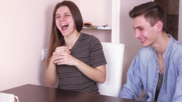 インターネット上で話のカップル — ストック動画