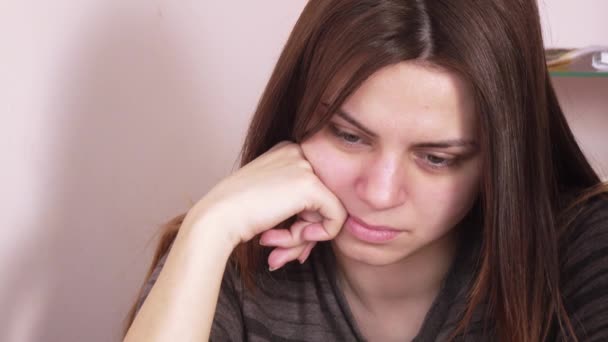 Mujer hablando en Internet — Vídeo de stock