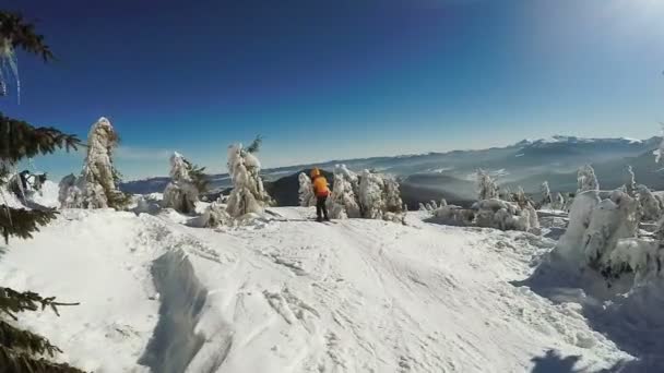 Kvinna nedstigning på skidor från snöbergen — Stockvideo