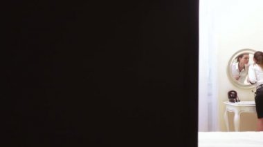 Kız boyalar yüzüne ayna